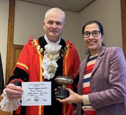 Annual Award winner Jyothi Anandan receives Popular Gardening Rose Bowl for highest points in Novice classes. 